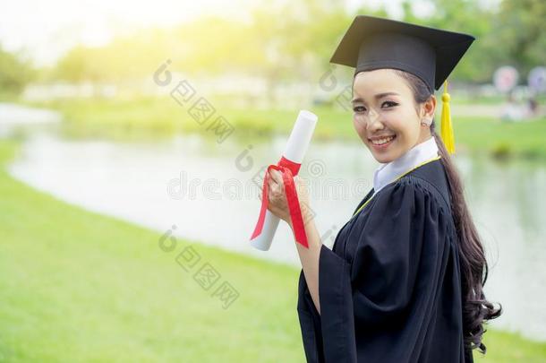 幸福的毕业了的学生女孩,祝贺-渐变教育