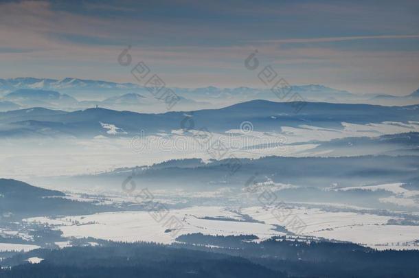 蓝色山脊和雪原采用有薄雾的山谷采用斯洛伐克