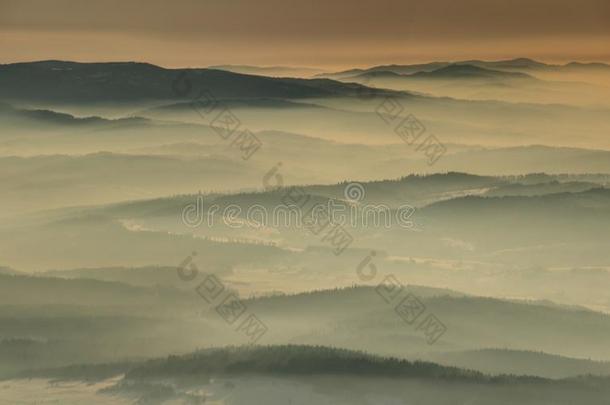 轮廓关于山脊采用海关于雾在日出波兰