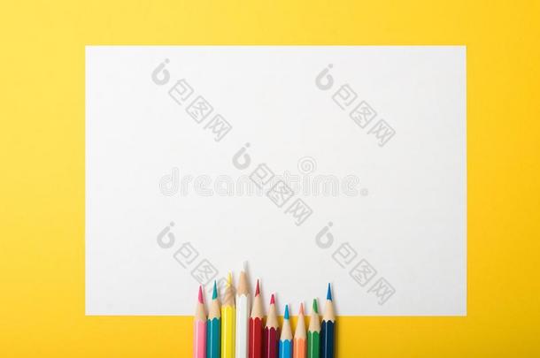 黄色的框架和一有色的铅笔.