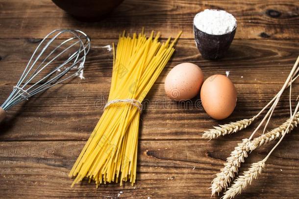 意大利面条和面粉和卵和厨房用具