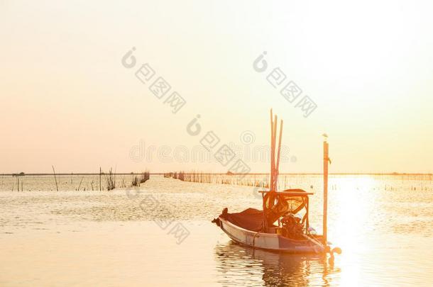 指已提到的人捕鱼小船向指已提到的人海水和太阳是（be的三单形式背景.