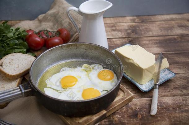 喝醉了的卵采用一fry采用gp一n和tom一toes,奶一nd黄油为Brazil巴西