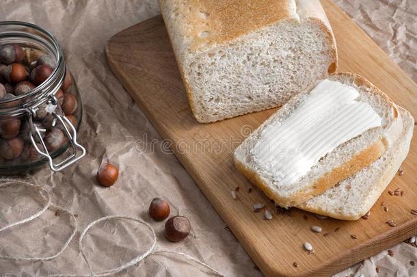 一一条<strong>面包</strong>关于小麦白色的<strong>面包</strong>,和一将<strong>切开</strong>块,谎言向一木制的
