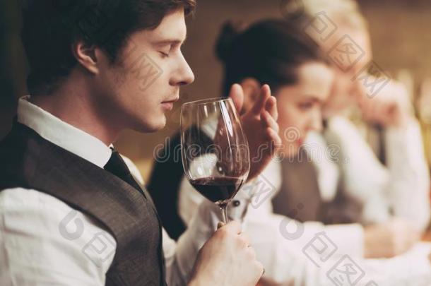 斟酒服务员处理方法女人红色的葡萄酒向味道图片-包图网企业站