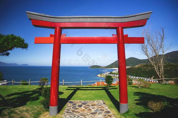 红色的传统的日本人门牌坊和蓝色海和山
