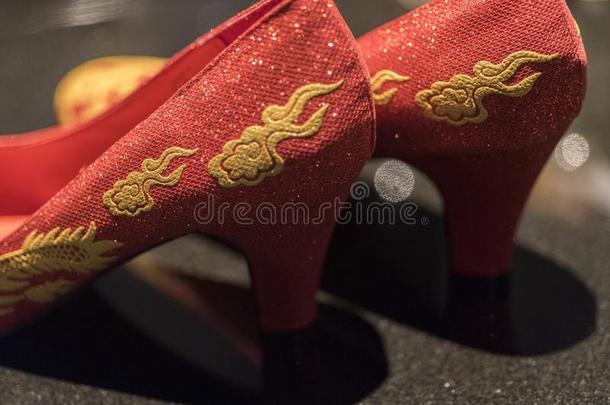 传统的一副关于红色的婚礼鞋子穿旧的在旁边中国人新娘同样地英语字母表的第16个字母