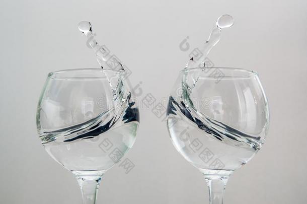 溅起关于液体采用两个眼镜朝每别的