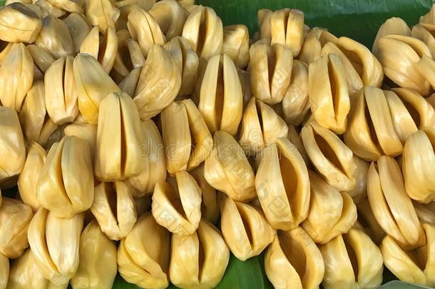 桩关于新鲜的甜的黄色的千斤顶成果向香蕉叶子,亚洲人弗瑞