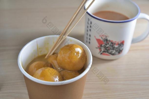 咖喱食品鱼球和奶茶水