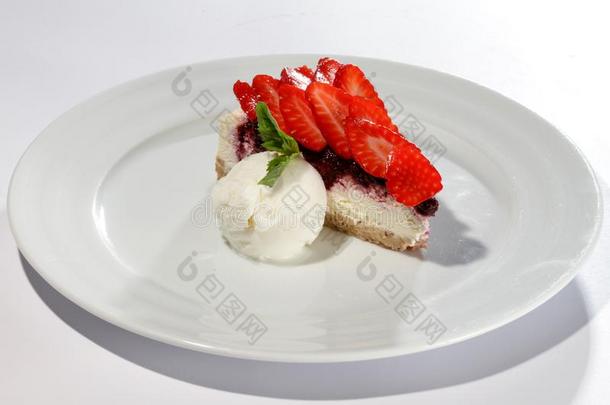 草莓蛋糕和冰乳霜向白色的盘子