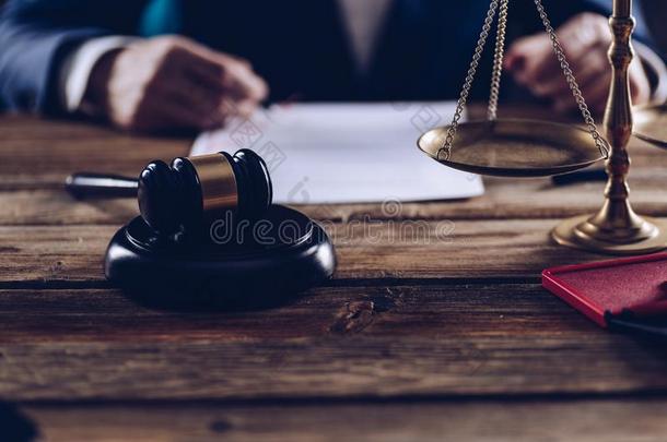 律师或公证人w或king在他的办公室.
