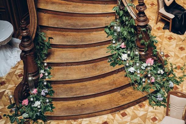 美丽的木制的<strong>楼梯装饰</strong>和温室花和c和