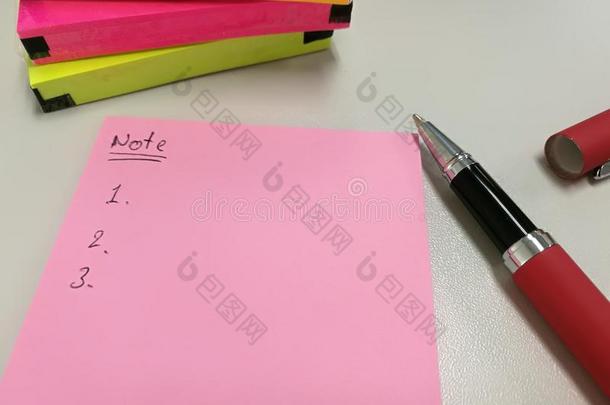 空白的粉红色的纸笔记.放在近处笔和一群关于富有色彩的纸no