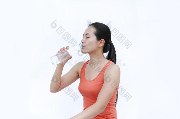 口渴的健康女孩喝饮料瓶子关于水