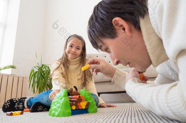 父亲和女儿是演奏和玩具在家