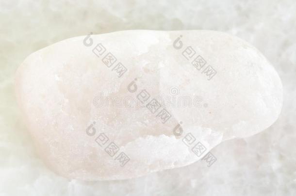 卵石关于白色的大理石向白色的大理石背景