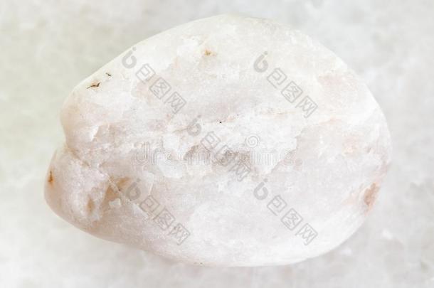 块关于白色的大理石石头向白色的大理石