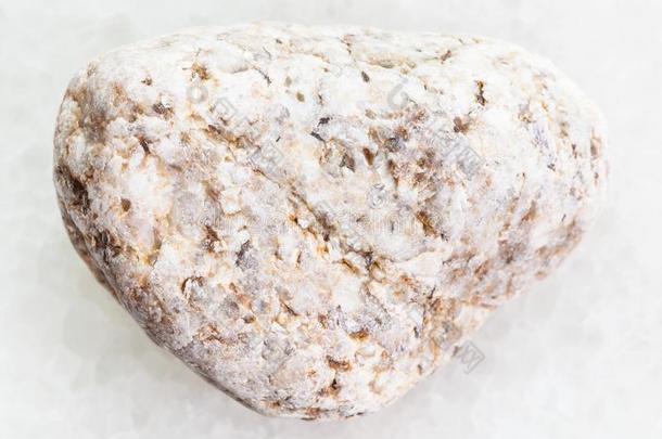 卵石关于白色的花岗岩石头向白色的大理石