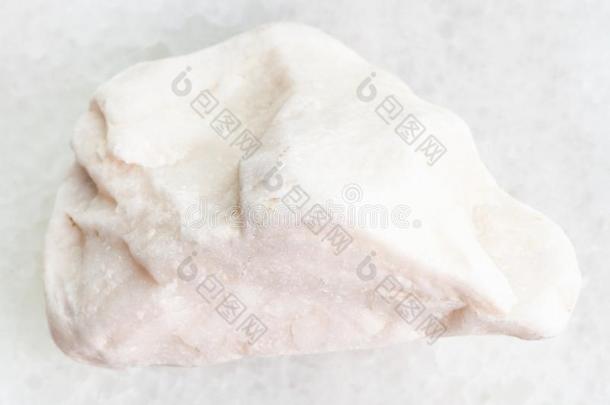卵石关于白色的大理石经雕琢的宝石向白色的
