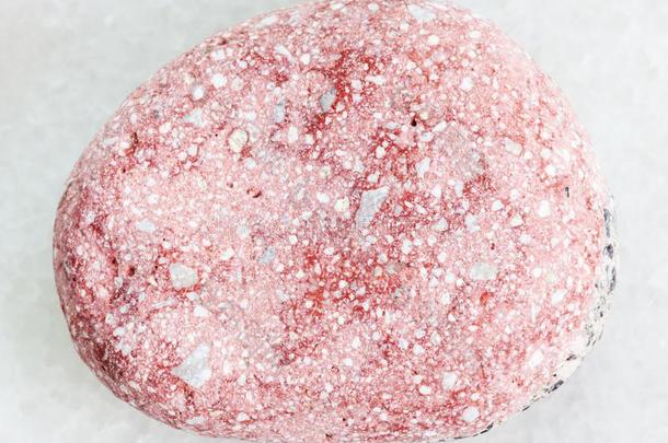 卵石关于粉红色的长石<strong>砂岩砂岩</strong>向白色的大理石
