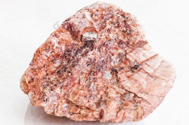 块关于粉红色的花岗岩石头向白色的大理石