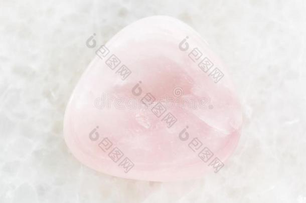 磨光的粉红色的石英宝石石头向白色的大理石