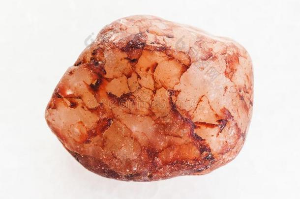 生的粉红色的石英石头向白色的大理石