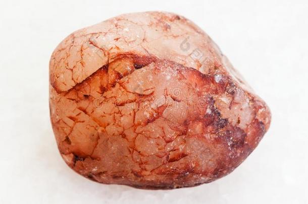 卵石关于粉红色的石英石头向白色的大理石