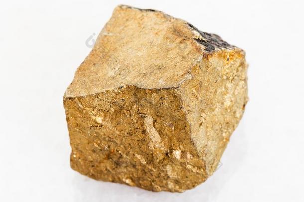 生的黄色的黄铜矿石头向白色的大理石