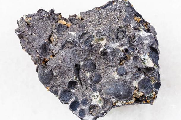 生的豆岩石头从磁铁矿和赤铁矿