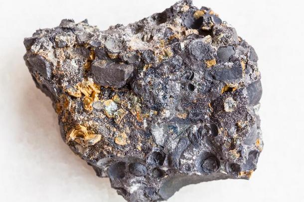 粗糙的豆岩石头从磁铁矿和赤铁矿
