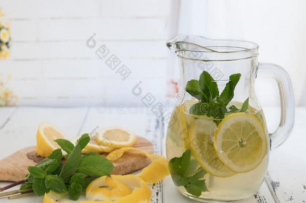 准备关于指已提到的人柠檬汽水喝柠檬汽水采用指已提到的人n.大罐和柠檬