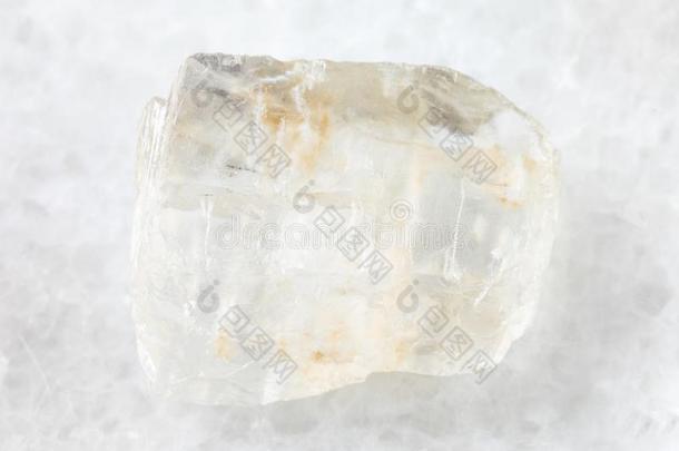 粗糙的结晶关于花瓣岩经雕琢的宝石向白色的