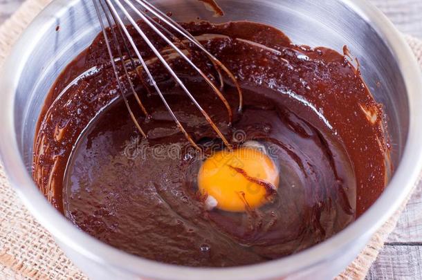 混合的蛋黄卵和巧克力为烘焙蛋糕或烤.