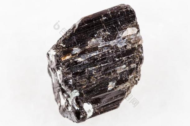 粗糙的结晶关于黑<strong>电气</strong>石(<strong>电气</strong>石)向白色的