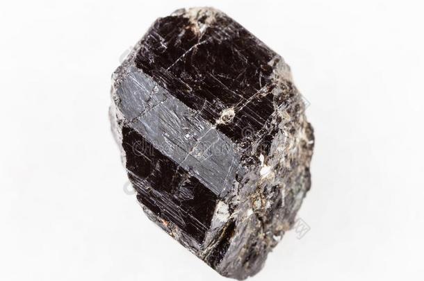 生的结晶关于黑电气石(黑的电气石)向白色的