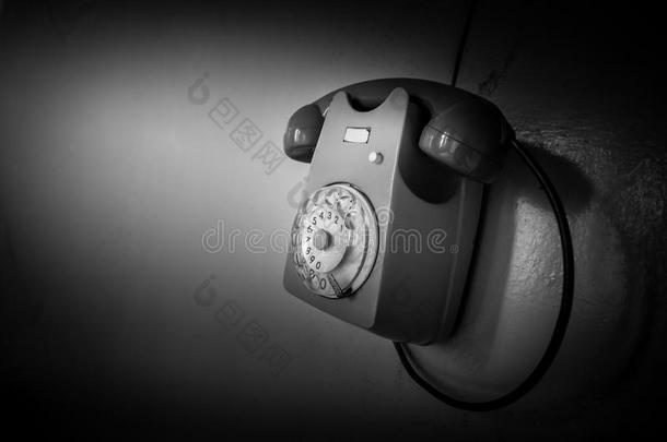 电话向墙黑的和白色的<strong>影像</strong>