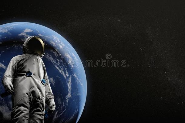 宇航员向空间missi向飞行的大约我们的蓝色行星.地球