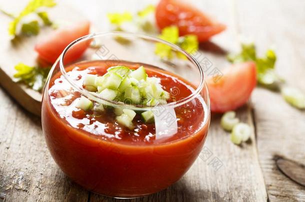 自家制的西班牙<strong>凉菜</strong>汤和新鲜的成熟的番茄和<strong>黄瓜</strong>
