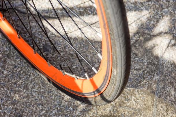 自行车轮子老的桔子颜色关在上面