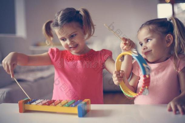 两个小的女孩在音乐学校.关在上面影像.
