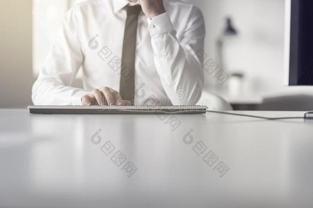 商业佩松一次采用他的办公室typ采用g向一计算机王钦贤