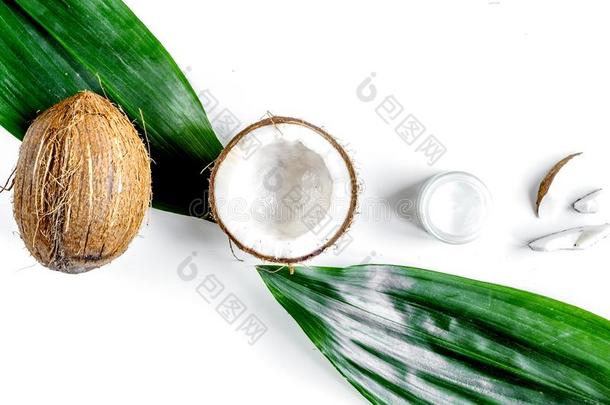 有机的美容品和椰子向白色的背景顶看法
