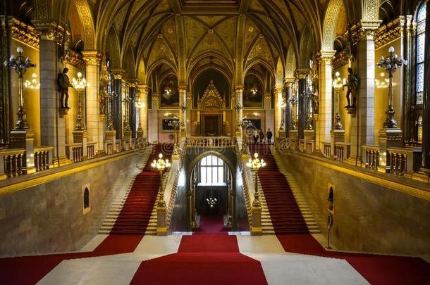 <strong>金色</strong>的墙,走廊和<strong>楼</strong>梯采用布达佩斯议会