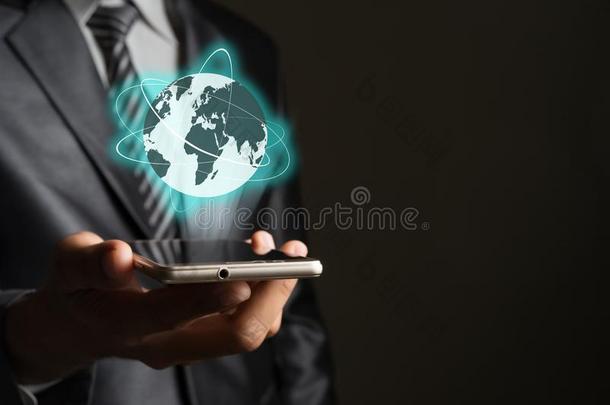 商人和智能手机和全球的网向屏幕国际法院