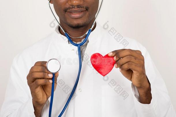医学男人拿住采用手心采用红色的玩具和听诊器.