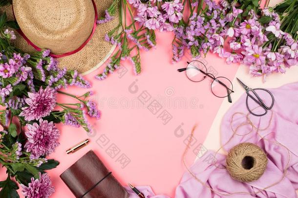粉红色的菊花花,盘绕,稻草帽子,粉红色的围巾,格拉斯