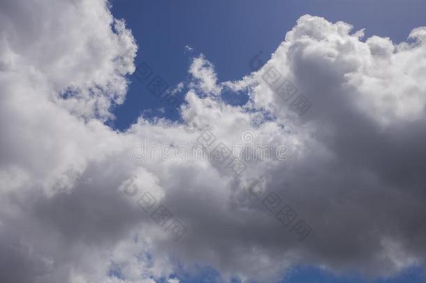 蓝色天和云背景.云景.美丽的软的中心思想