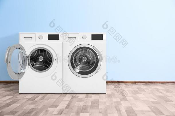 现代的洗涤机器在近处颜色墙在室内.